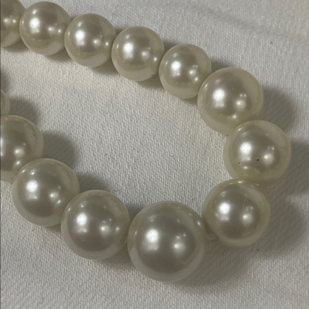 Elegant Pearl Necklace with Crystal Accents - Picture 3 of 5